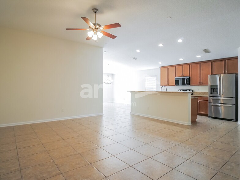 Building Photo - 224 E New England Dr