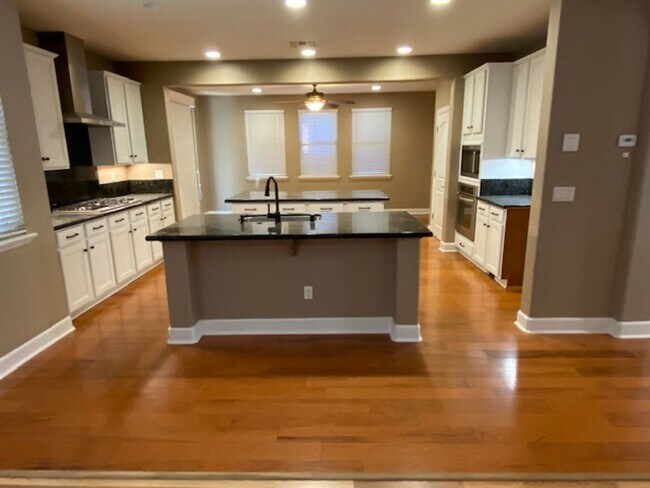 Building Photo - Lincoln Crossing 6 bedroom home with new carpet!