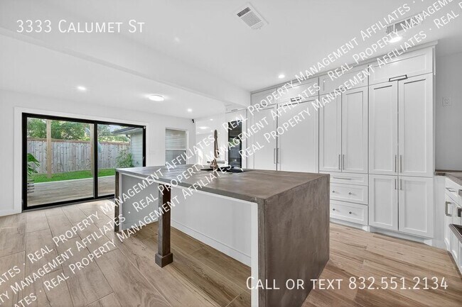 Building Photo - 3333 Calumet St