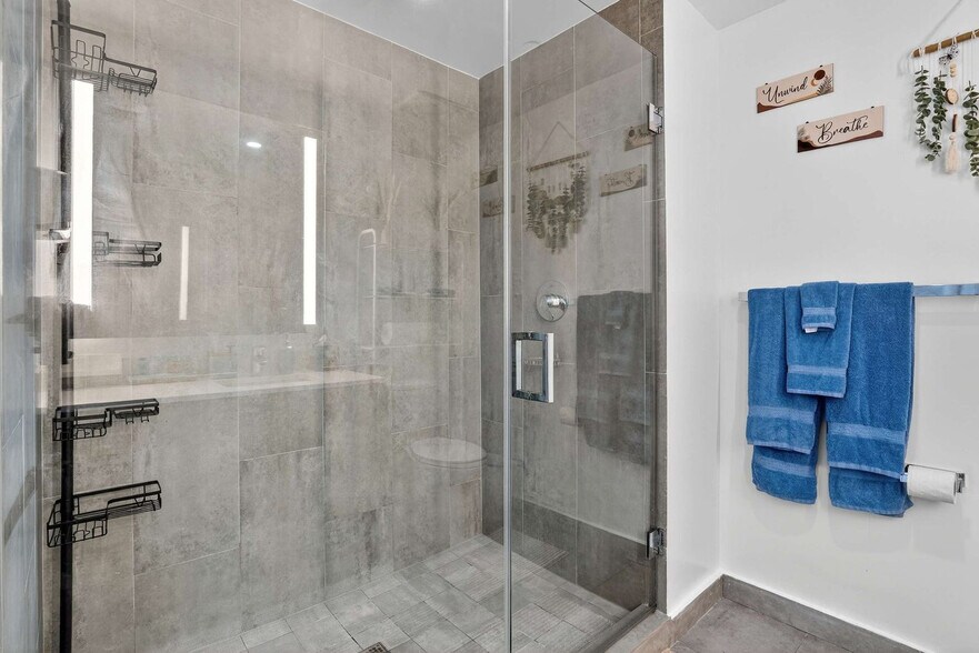 Building Photo - 404 NE 2nd Ave