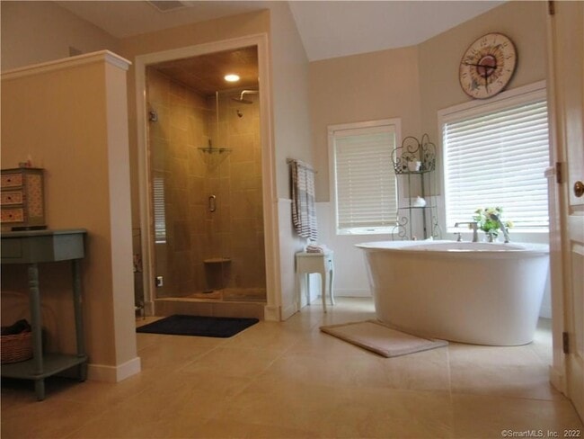 Building Photo - 18 Fox Run