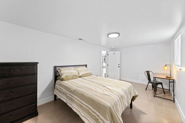 Building Photo - Student Housing - Private Bedrooms for Rent in Newly Renovated House (UNR)
