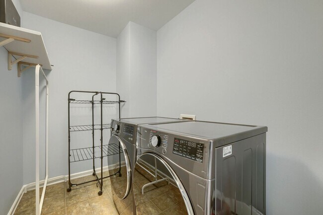Building Photo - 5bd/3.5ba Bellevue Hoome