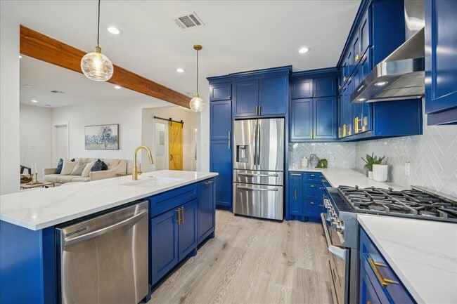 Building Photo - 515 E 9th St