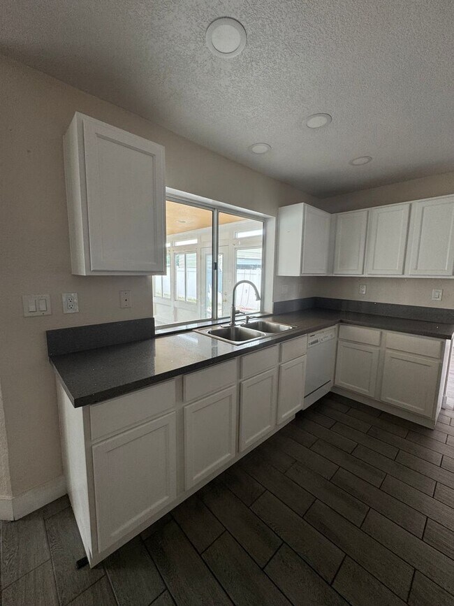 Building Photo - Beautiful 4 bedroom Home in Perris!