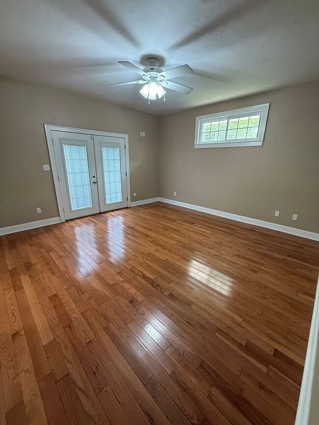 Building Photo - 4/3 House off of Bellevue! Available August 2026!