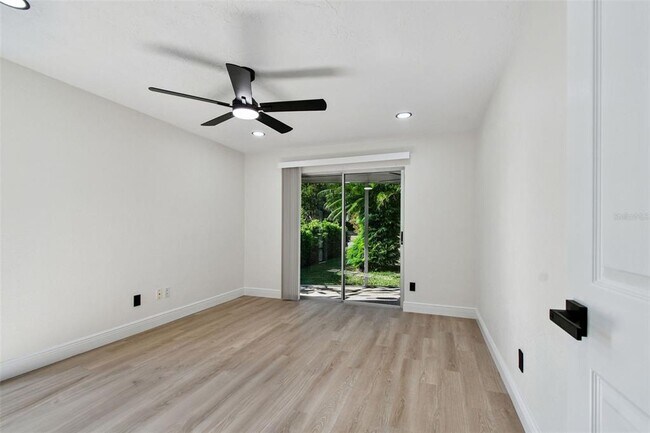 Building Photo - 970 Rolling Hills Dr