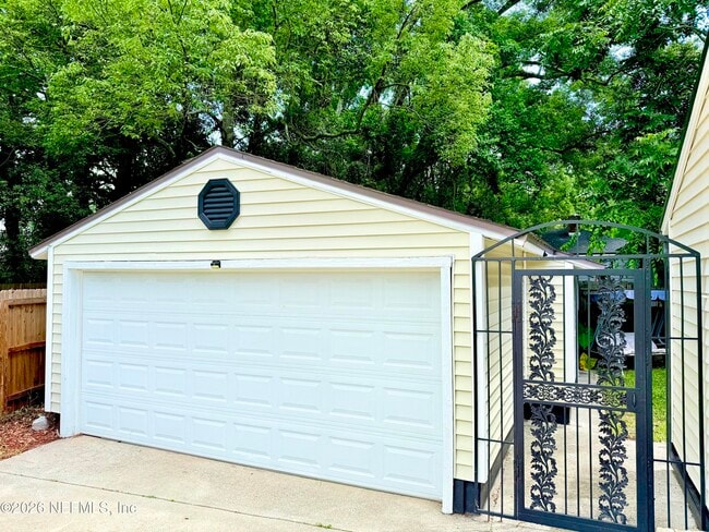 Building Photo - 1319 Azalea Dr