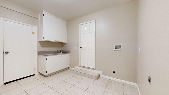 Building Photo - 9168 Eastside Rd