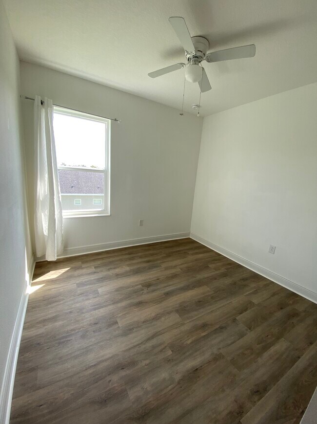 Building Photo - 10909 Shade Tree Cv