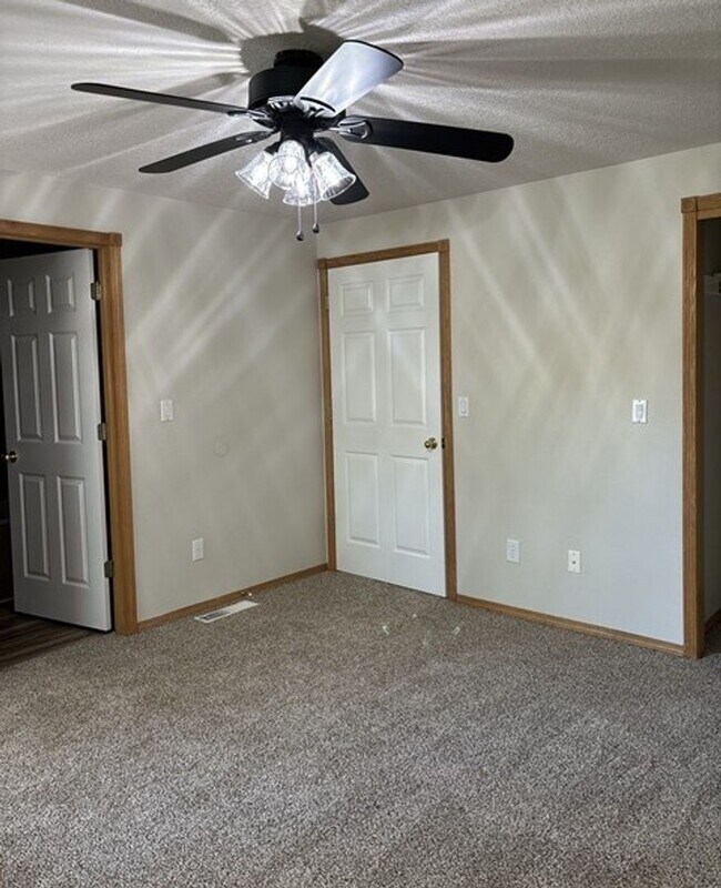 Building Photo - 3Bd/2Ba Single Story House - Available to View!