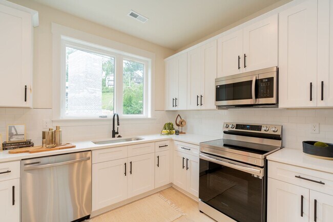 Building Photo - 2 Bedroom Townhome in Northshore Chattanooga