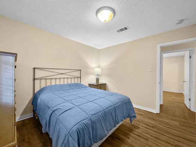 Building Photo - Spacious home featuring multiple bedrooms ...