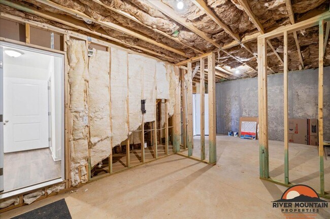 Building Photo - Spacious Three Level Home in Pembroke