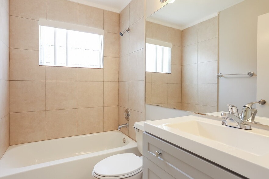 Building Photo - 11117 Lakeaire Cir