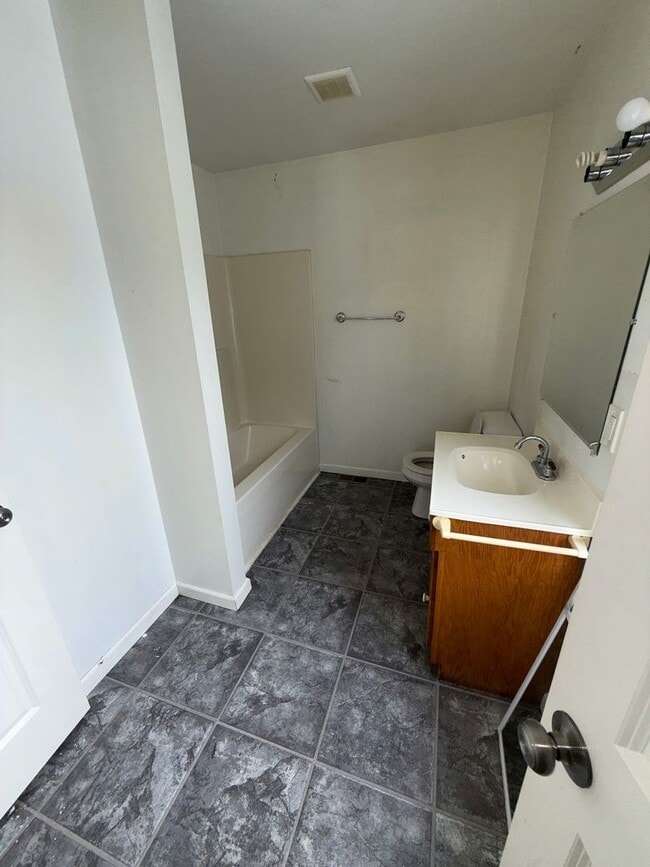 Building Photo - Beautiful 2 Bed 2 Bath Home - Includes Stove & Refrigerator