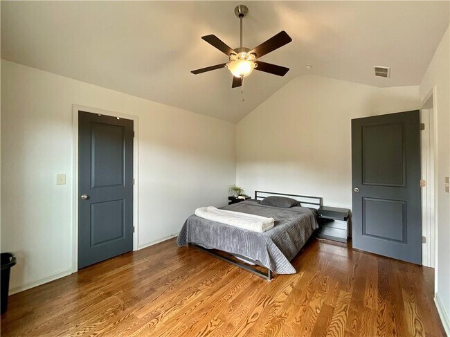 Building Photo - 5452 Oak Crest Ln