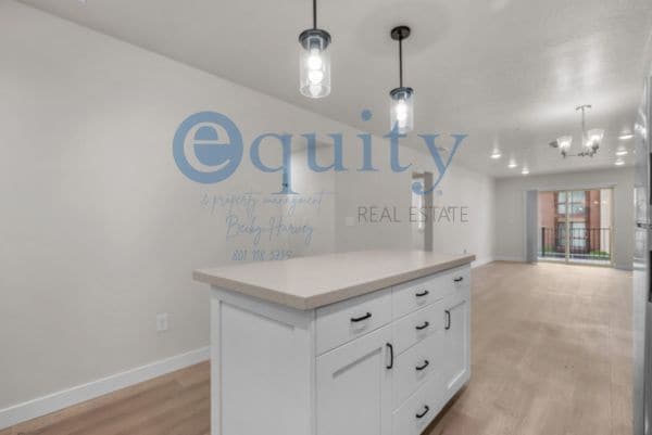 Building Photo - 1032 E 400 S