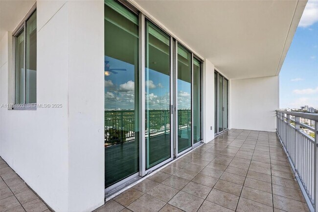 Building Photo - 2021 SW 3rd Ave