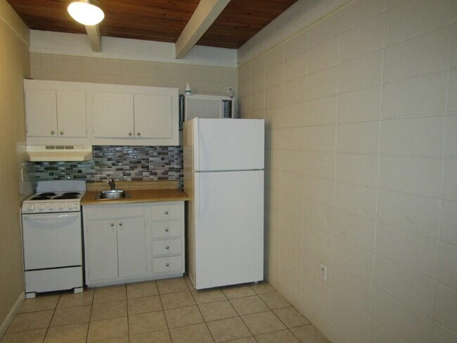 Building Photo - 2008 Hillside Dr S