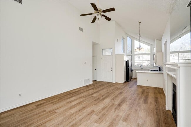 Building Photo - 2007 Castle View Dr