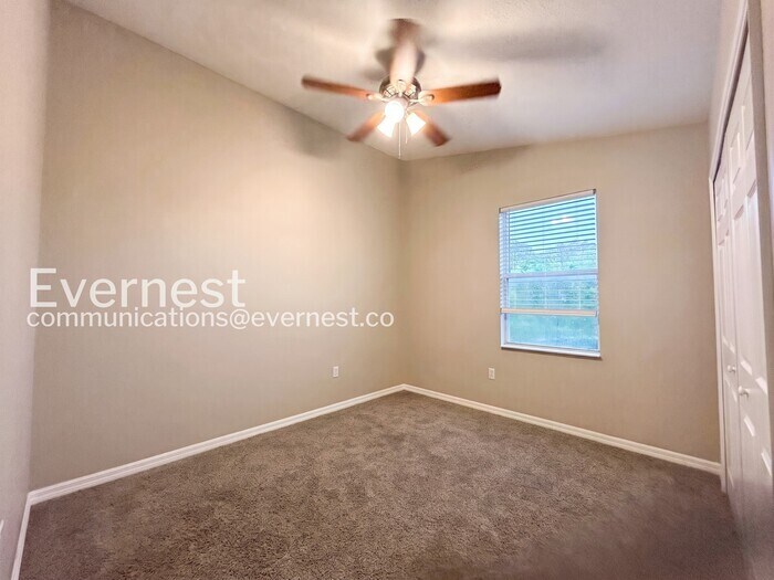 Building Photo - 3435 Village Green Ct