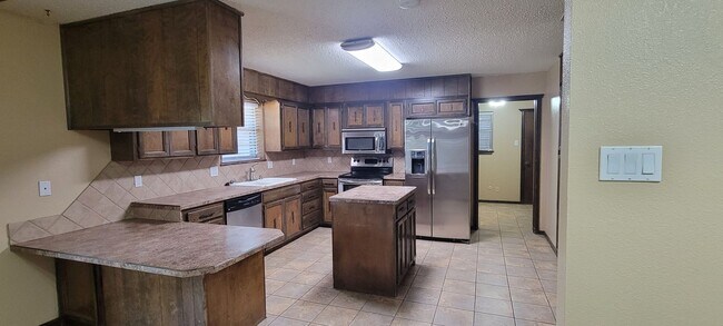 Building Photo - LARGE 3 BEDROOM HOME IN NORTHEAST CLOVIS