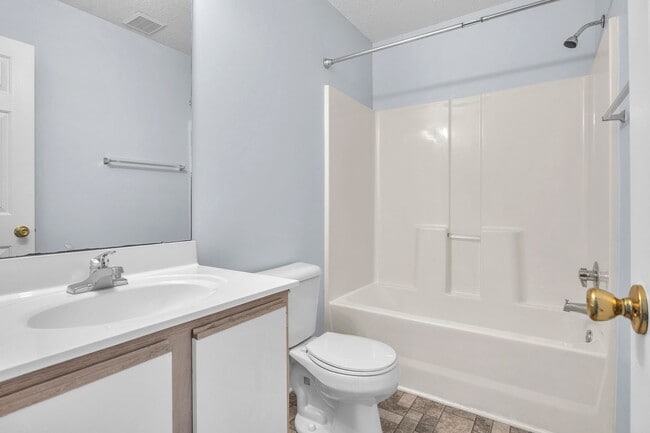 Building Photo - 2 Bed 2.5 Bath Townhome