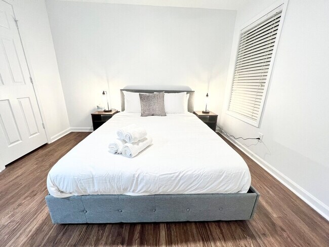 Building Photo - 6066 Barker Landing NE