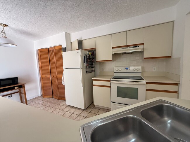 Building Photo - 1170 SW Edinburgh Dr