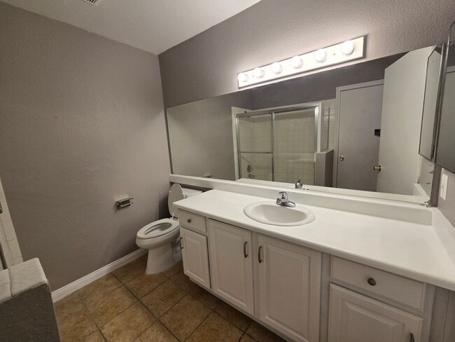 Building Photo - Charming 2-Bedroom Condo in Gated Communit...