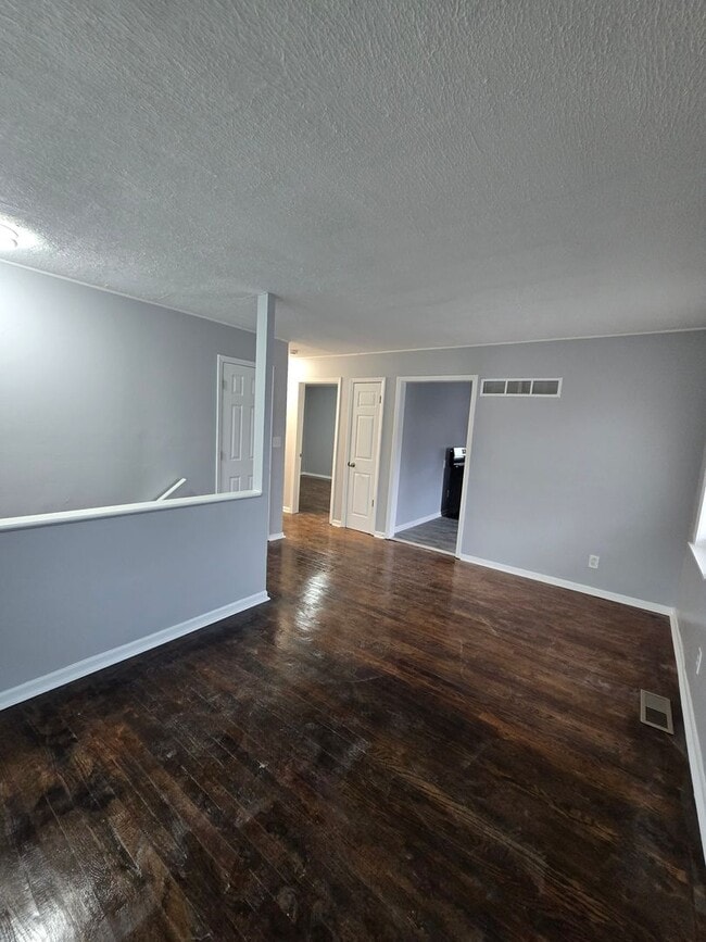 Building Photo - Renovated duplex