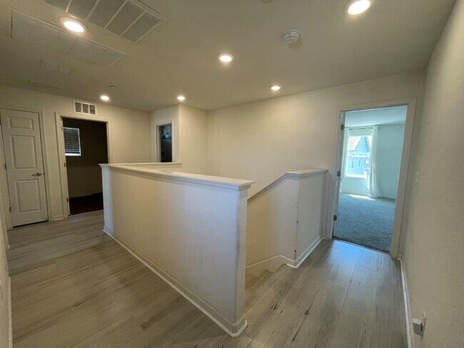 Building Photo - Gorgeous 4 Bed Located in Great Gated Community