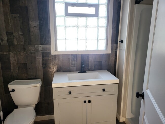 Building Photo - 226 E 16th Ave