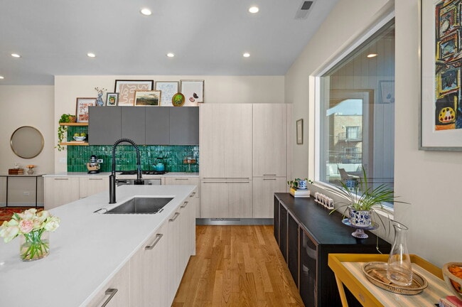 Building Photo - 2016 W Rice St