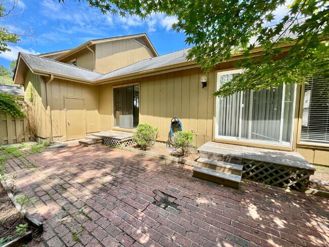 Building Photo - Charming 3-Bed Townhome In Three Colonies
