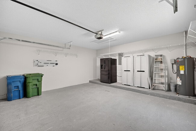 Building Photo - 3043 Lakewood Dr