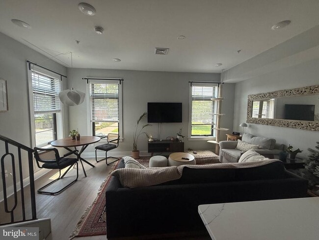 Building Photo - 7523 Ridge Ave