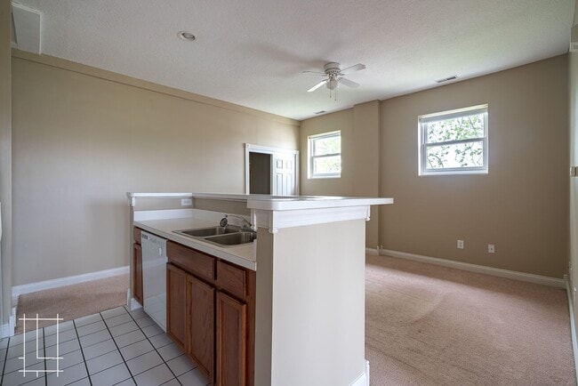 Building Photo - 225 E 5th Ave