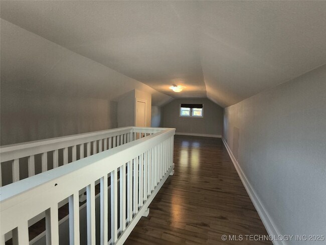 Building Photo - 2124 E 17th Pl