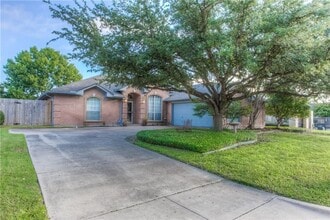 Building Photo - Spacious 3 Bed- 2 Bath in the Exclusive Private Riverwood Addition- SW Fort Worth- 76116