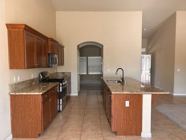 Building Photo - Beautiful home for rent in Visalia!