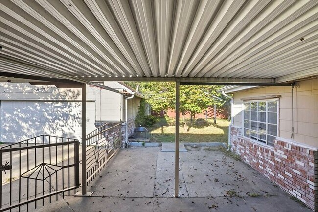 Building Photo - 1644 S Knoxville Ave