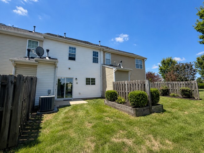 Building Photo - Three bedroom, 2.5 bath townhome in Whitsett