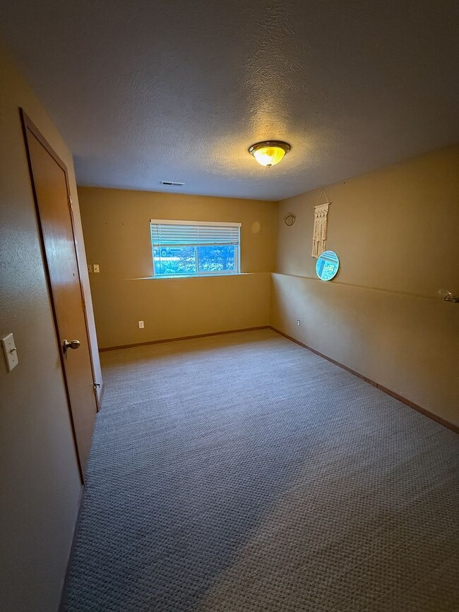Building Photo - Beautiful 4 Bed 2 Bath Colbert Home in Mea...