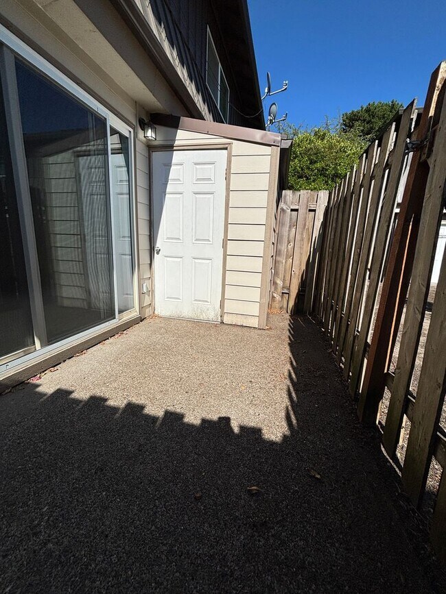 Building Photo - HALF  OFF  1ST  FULL  MONTH'S  RENT   Pet-friendly Townhouse Near Parks and Downtown Newberg   Sh...