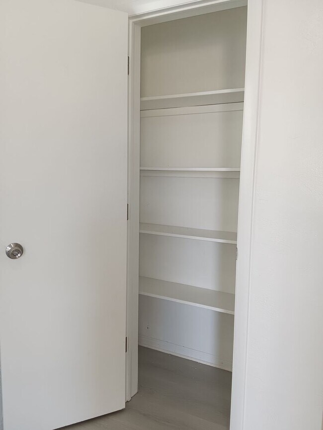 Building Photo - Remodeled apartment, dishwasher, on-site l...