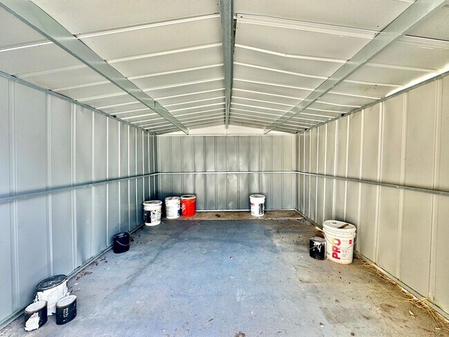 Building Photo - Beautifully Updated 4B/2.5BA House with Solar and A/C!