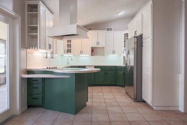 Building Photo - 20427 Lakeside Dr