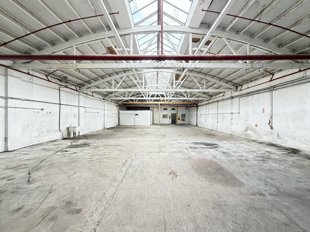 Building Photo - 610 N Albany Ave